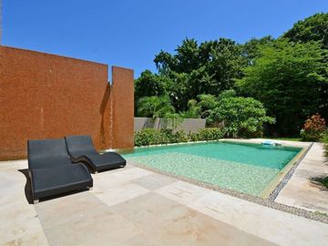 ESPECTACULAR CASA CONTEMPORÁNEA CON IMPRESIONANTE PAISAJISMO