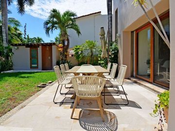 ESPECTACULAR CASA CONTEMPORÁNEA CON IMPRESIONANTE PAISAJISMO