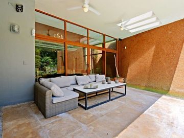 ESPECTACULAR CASA CONTEMPORÁNEA CON IMPRESIONANTE PAISAJISMO