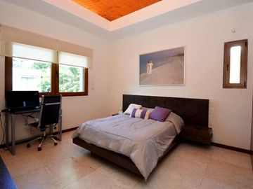 ESPECTACULAR CASA CONTEMPORÁNEA CON IMPRESIONANTE PAISAJISMO