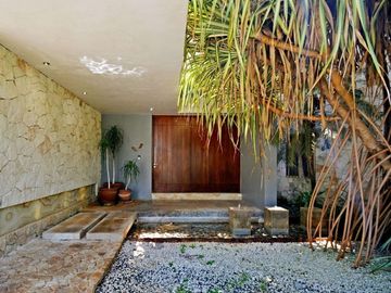 ESPECTACULAR CASA CONTEMPORÁNEA CON IMPRESIONANTE PAISAJISMO