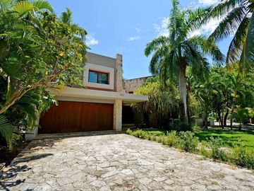 ESPECTACULAR CASA CONTEMPORÁNEA CON IMPRESIONANTE PAISAJISMO