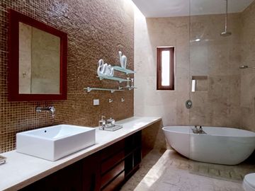 ESPECTACULAR CASA CONTEMPORÁNEA CON IMPRESIONANTE PAISAJISMO