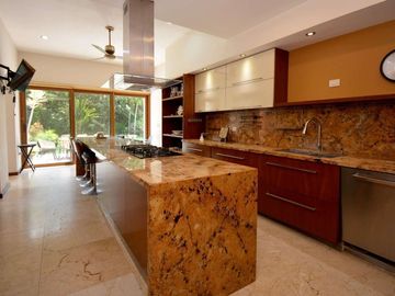 ESPECTACULAR CASA CONTEMPORÁNEA CON IMPRESIONANTE PAISAJISMO