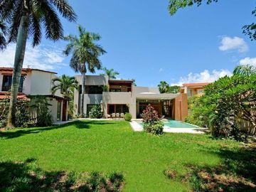 ESPECTACULAR CASA CONTEMPORÁNEA CON IMPRESIONANTE PAISAJISMO