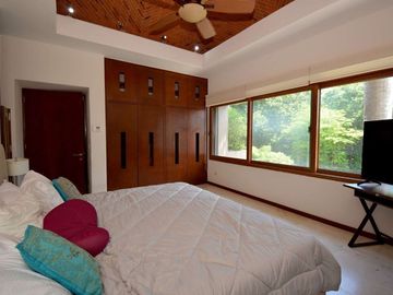 ESPECTACULAR CASA CONTEMPORÁNEA CON IMPRESIONANTE PAISAJISMO