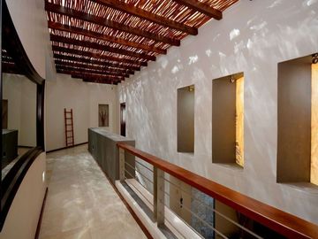 ESPECTACULAR CASA CONTEMPORÁNEA CON IMPRESIONANTE PAISAJISMO
