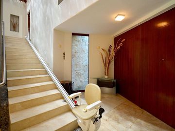 ESPECTACULAR CASA CONTEMPORÁNEA CON IMPRESIONANTE PAISAJISMO