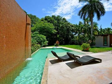 ESPECTACULAR CASA CONTEMPORÁNEA CON IMPRESIONANTE PAISAJISMO