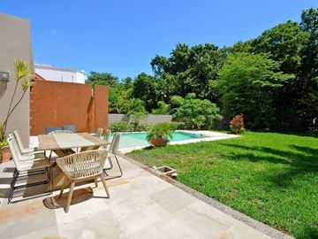 ESPECTACULAR CASA CONTEMPORÁNEA CON IMPRESIONANTE PAISAJISMO