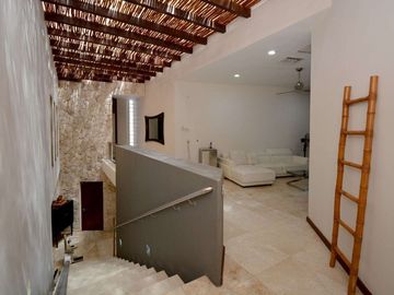 ESPECTACULAR CASA CONTEMPORÁNEA CON IMPRESIONANTE PAISAJISMO