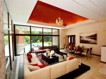 ESPECTACULAR CASA CONTEMPORÁNEA CON IMPRESIONANTE PAISAJISMO