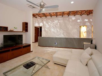 ESPECTACULAR CASA CONTEMPORÁNEA CON IMPRESIONANTE PAISAJISMO