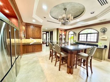 BALMORAL MANSION CON PISCINA / COSTA DEL ESTE / VENTA