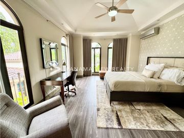 BALMORAL MANSION CON PISCINA / COSTA DEL ESTE / VENTA
