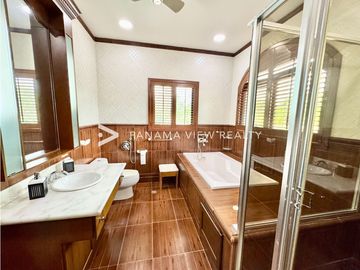BALMORAL MANSION CON PISCINA / COSTA DEL ESTE / VENTA