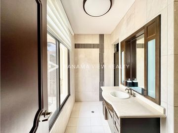 BALMORAL MANSION CON PISCINA / COSTA DEL ESTE / VENTA