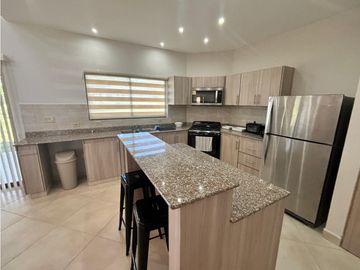BOQUETE COUNTRY CLUB / 1704M2 / 2 HABITAC /  2 BAÑ / AMPLIO JARDIN