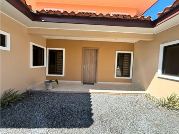 BOQUETE COUNTRY CLUB / 1704M2 / 2 HABITAC /  2 BAÑ / AMPLIO JARDIN