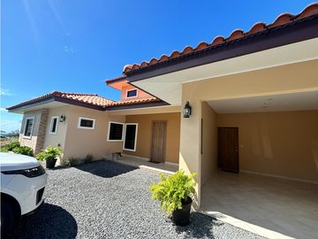 BOQUETE COUNTRY CLUB / 1704M2 / 2 HABITAC /  2 BAÑ / AMPLIO JARDIN