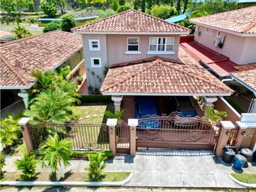 Se VENDE Casa en Villas del Golf, Frente a Brisas del Golf