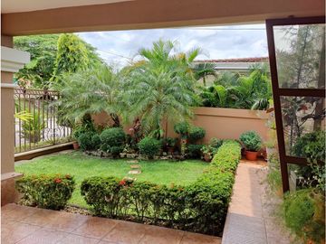Se VENDE Casa en Villas del Golf, Frente a Brisas del Golf