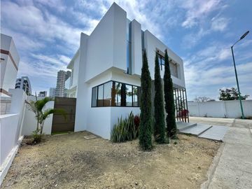 CASA EN VENTA EN LA EXCLUSIVA URBANIZACIÓN MONACO - BARBASQUILLO MANTA