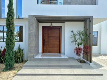 CASA EN VENTA EN LA EXCLUSIVA URBANIZACIÓN MONACO - BARBASQUILLO MANTA