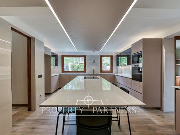 Casa de estilo recién remodelada, cercana al Everest. Sector Golf de Manquehue