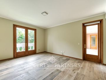 Casa de estilo recién remodelada, cercana al Everest. Sector Golf de Manquehue