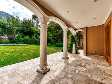 Casa de estilo recién remodelada, cercana al Everest. Sector Golf de Manquehue