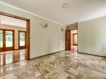 Casa de estilo recién remodelada, cercana al Everest. Sector Golf de Manquehue