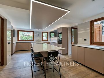 Casa de estilo recién remodelada, cercana al Everest. Sector Golf de Manquehue