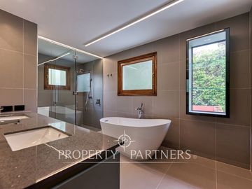 Casa de estilo recién remodelada, cercana al Everest. Sector Golf de Manquehue