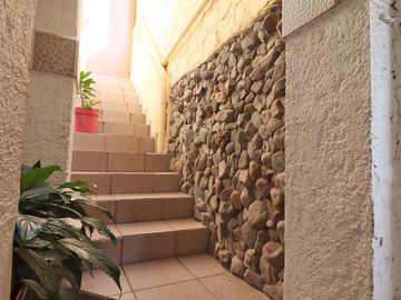 OPORTUNIDAD DE NEGOCIO: CASA CON 4 MINI DEPARTAMENTOS COL SANTIAGUITO.