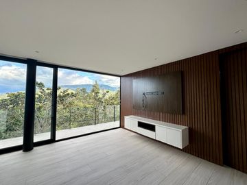 Venta hermosa casa independiente de 4 dormitorios  estudio. Cumbayá. Cerca a San Patricio