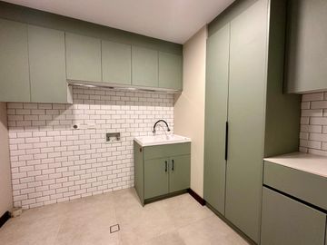 Venta hermosa casa independiente de 4 dormitorios  estudio. Cumbayá. Cerca a San Patricio