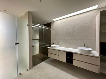 Venta hermosa casa independiente de 4 dormitorios  estudio. Cumbayá. Cerca a San Patricio