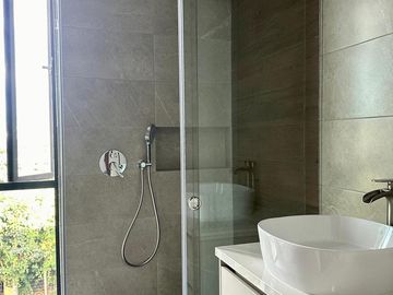 Venta hermosa casa independiente de 4 dormitorios  estudio. Cumbayá. Cerca a San Patricio