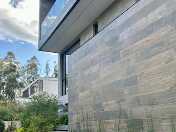 Venta hermosa casa independiente de 4 dormitorios  estudio. Cumbayá. Cerca a San Patricio