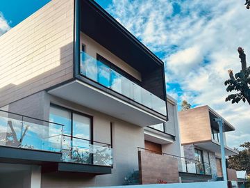 Venta hermosa casa independiente de 4 dormitorios  estudio. Cumbayá. Cerca a San Patricio