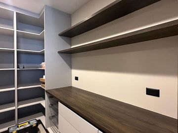 Venta hermosa casa independiente de 4 dormitorios  estudio. Cumbayá. Cerca a San Patricio