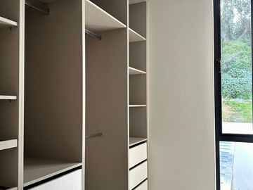 Venta hermosa casa independiente de 4 dormitorios  estudio. Cumbayá. Cerca a San Patricio