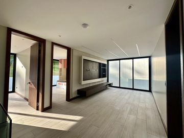Venta hermosa casa independiente de 4 dormitorios  estudio. Cumbayá. Cerca a San Patricio