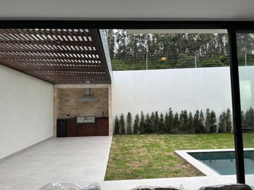 Venta hermosa casa independiente de 4 dormitorios  estudio. Cumbayá. Cerca a San Patricio