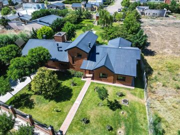 En Venta casa de 3 dormitorios,  con Jardín y Piscina, B° Knudsen, Plottier.