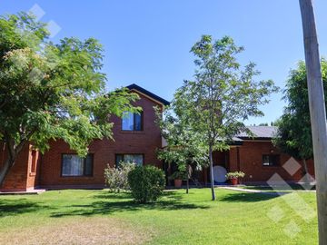 En Venta casa de 3 dormitorios,  con Jardín y Piscina, B° Knudsen, Plottier.