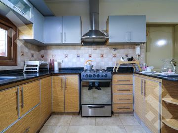 En Venta casa de 3 dormitorios,  con Jardín y Piscina, B° Knudsen, Plottier.