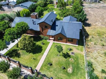 En Venta casa de 3 dormitorios,  con Jardín y Piscina, B° Knudsen, Plottier.