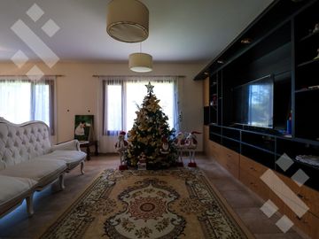 En Venta casa de 3 dormitorios,  con Jardín y Piscina, B° Knudsen, Plottier.